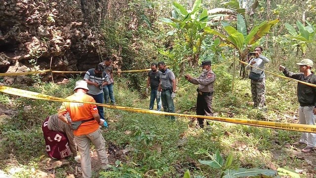 Petugas mengevakuasi penemuan kerangka di Gunungkidul. Foto: istimewa