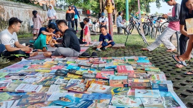 Aktivitas perpustakaan jalanan RBK on the Street tiap Minggu pagi di Alun-alun Kidul Jogja. Foto: Dok. RBK