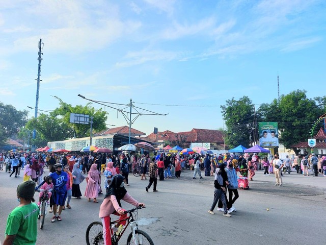 Ribuan warga memadati Alun - alun Pemalang setelah CFD kembali diterapkan.