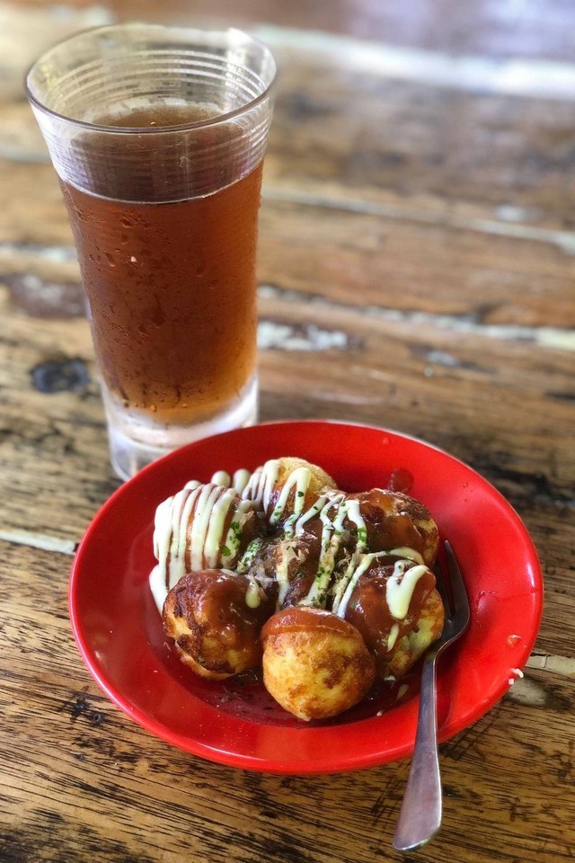 Hidangan makanan Takoyaki dan segelas teh Mugicha di Kantin Jepang Hana di Banda Aceh. Foto: Siti Aisyah/acehkini