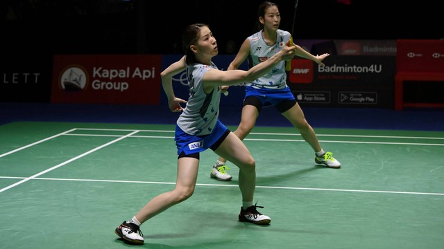 Pebulu tangkis ganda putri Jepang Chiharu Shida (kiri) dan Nami Matsuyama mengembalikan kok ke arah ganda putri Jepang Yuki Fukushima/Sayaka Hirota dalam final Indonesia Open 2022 di Istora Senayan, Jakarta, Minggu (19/6/2022). Foto: Sigid Kurniawan/Antara Foto