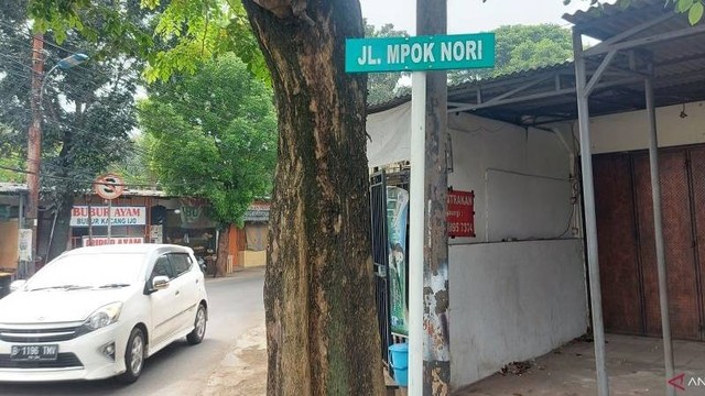 Kendaraan melintas di Jalan Mpok Nori, Bambu Apus, Jakarta, Jumat (17/6/2022). Foto: Yogi Rachman/Antara