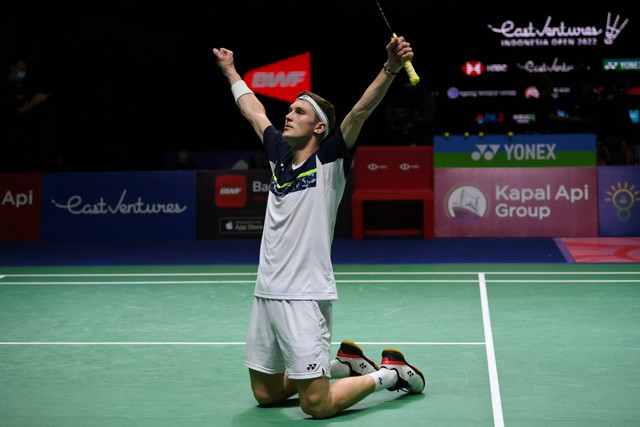 Pebulu tangkis tunggal putra Denmark Viktor Axelsen melakukan selebrasi usai mengalahkan tunggal putra China Zhao Jun Peng dalam final Indonesia Open 2022 di Istora Senayan, Jakarta, Minggu (19/6/2022). Foto: Sigid Kurniawan/Antara Foto