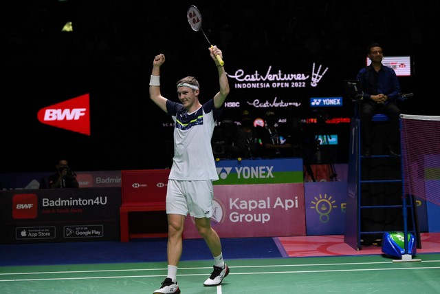 Pebulu tangkis tunggal putra Denmark Viktor Axelsen melakukan selebrasi usai mengalahkan tunggal putra China Zhao Jun Peng dalam final Indonesia Open 2022 di Istora Senayan, Jakarta, Minggu (19/6/2022). Foto: Sigid Kurniawan/Antara Foto