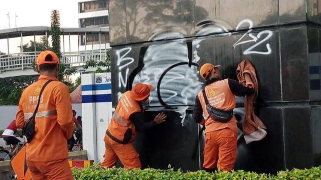 Coretan di patung Jenderal Sudirman akibat vandalisme, Minggu (19/6/2022) pagi. Foto: Kelurahan Karet