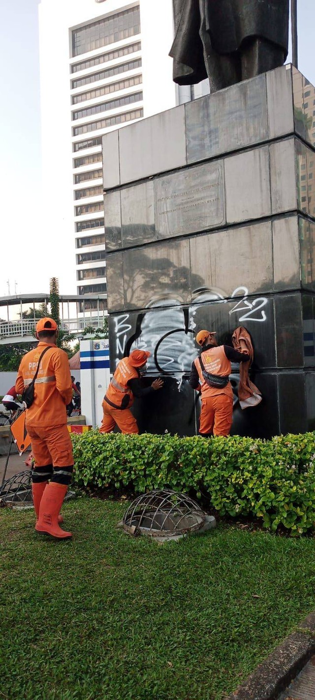 Coretan di patung Jenderal Sudirman akibat vandalisme, Minggu (19/6/2022) pagi. Foto: Kelurahan Karet