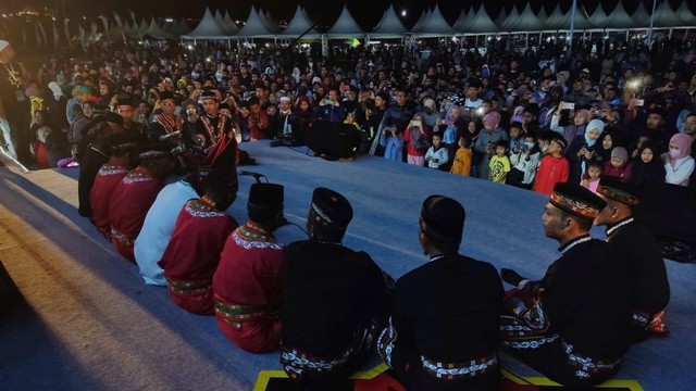 Suasana pembukaan Musabaqah Tilawatil Qur’an (MTQ) Aceh ke-35 di Lapangan Pacuan Kuda Sengeda, Bener Meriah, Sabtu malam (18/6/2022). Foto: Abdul Hadi/acehkini