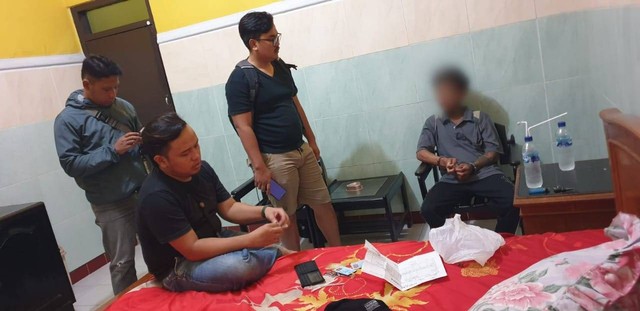 Petugas Satresnarkoba Polres Tegal saat mendapati seorang remaja sedang nyabu di kamar hotel. 