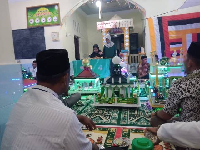 ﻿Foto orang mengaji sebelum ceramah memperingati Maulid Nabi Masjid Nurul Baqa, Padang Mardani. Sumber foto: Dokumentasi probadi.