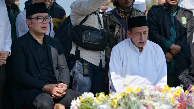 Ridwan Kamil bersama Habib Luthfi bin Yahya, ulama karismatik asal Pekalongan sekaligus Wantimpres, saat berziarah ke makam almarhum Eril di Cimaung, Bandung, 19 Juni 2022. Foto: Rizal FS/Biro Adpim Jabar