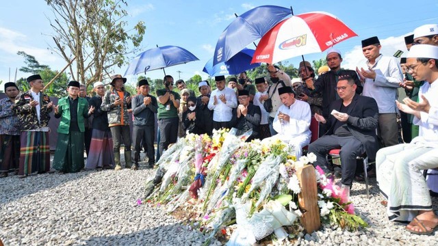 Gubernur Jawa Barat Ridwan Kamil bersama Anggota Dewan Pertimbangan Presiden (Wantimpres) Habib Muhammad Luthfi bin Yahya berziarah ke makam Alm. Eril di Cimaung, Kabupaten Bandung.Minggu (19/6/2022). Foto: Rizal FS/Biro Adpim Jabar