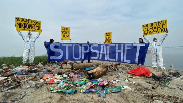 Aksi menolak sampah sachet di peraian Jakarta. Foto: Tim Brand Audit