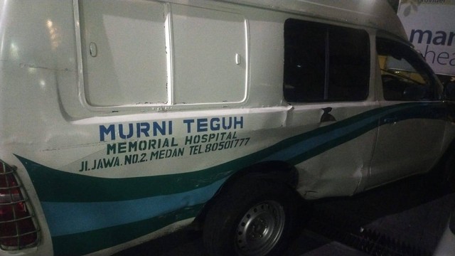 Mobil ambulans yang terlibat kecelakaan dengan Chevrolet di Medan. Foto: Dok. Istimewa