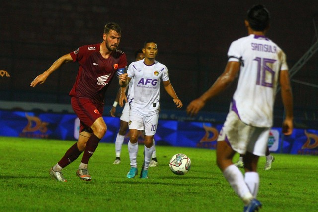 Pemain PSM Makassar Willem Jan Pluim berusaha melewati hadangan dua pemainPersik Kediri dalam laga lanjutan Grup D Piala Presiden 2022 di Stadion Kanjuruhan, Malang, Jawa Timur, Minggu (19/6/2022). Foto: Ari Bowo Sucipto/ANTARA FOTO