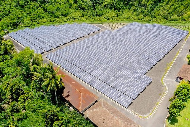Ilustrasi. Pemandangan udara pembangkit listrik tenaga surya di lapangan, untuk sumber daya energi terbarukan di Bali, Indonesia. Sumber: Dreamstime.com | Paulus Rusyanto.