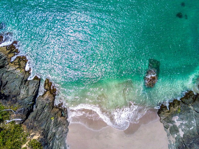 Jam Buka Pantai Tegal Wangi, Pesona Pesisir Jimbaran, Foto: Unsplash/Rod Long
