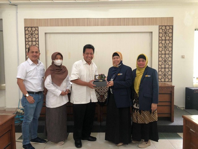 Dari kiri ke kanan Radyan Dananjoyo, SE., MM., M.Sc., Ph.D. (Direktur International Program of Management and Business UMY),Dr. Rr. Sri Handari W, SE., M.Si. (Kepala Program studi Manajemen UMY), dan Rizal Yahya, SE, M.Sc., M.Si, Ph.D. Ak., C.A (Dekan Fakultas Ekonomi dan Bisnis UMY) beserta Dr. Rini Kusmawati, S.E.,M.Si. (Kepala Program studi Manajemen UMS) dan Soepatini, S.E., M.Si.(Sekretaris program studi Manajemen Internasional UMS). Sumber : IMaBs.