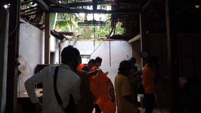 Polisi saat mengevakuasi jasad di rumah ODGJ di Kulon Progo. Foto: istimewa