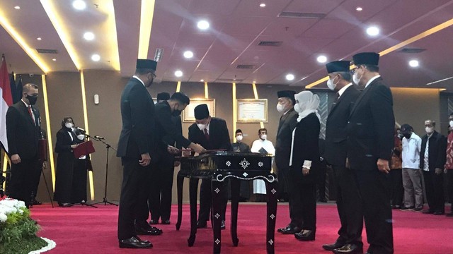 Wamenkumham, Edward Omar Sharif Hiariej, melantik anggota komisioner Lembaga Manajemen Kolektif Nasional (LMKN) Pencipta dan Hak Terkait periode 2022-2025. Foto: Hedi/Kumparan