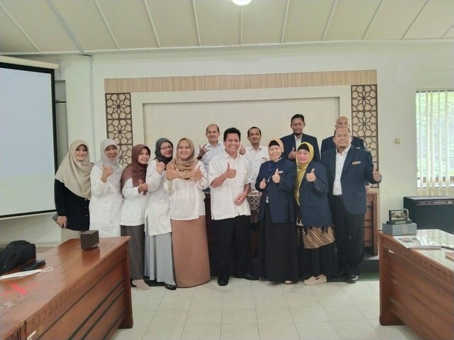 Foto bersama antara pihak Universitas Muhammadiyah Surakarta dan Universitas Muhammadiyah Yogyakarta dalam kunjungan dan studi banding kelas internasional. Sumber : IMaBs.