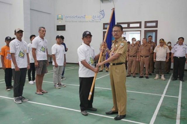 Bupati Pesisir Barat dalam acara pelepasan 20 atlet surfing terbaik pada kejuaraan selancar nasional | Foto: Diskominfo Pesisir Barat