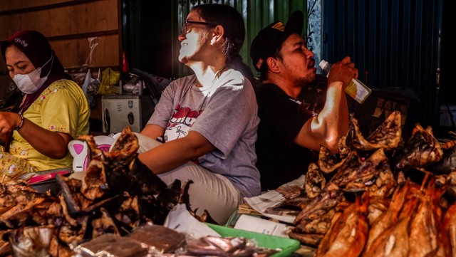 Pedagang beristirahat dalam tenda kecil jualan, walaupun pandemi menghantam penghasilan tak menjadikan alasan untuk berhenti jualan (Dika Novi T)