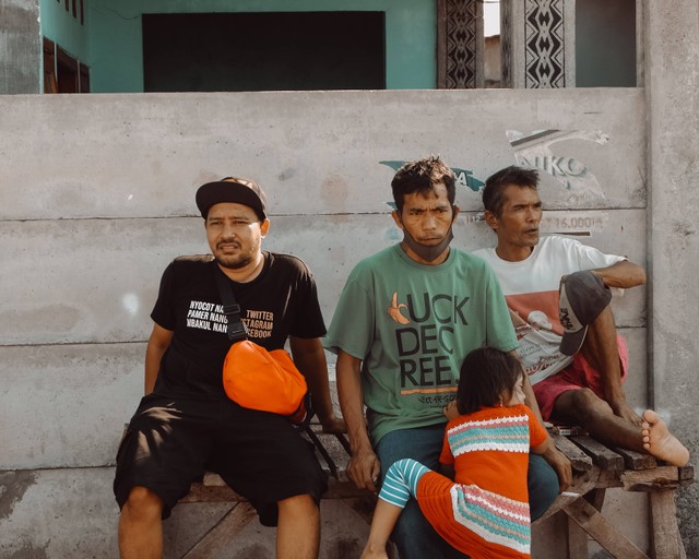 Warga sipil sekitar bantaran pesisir dan satu narasumber kami yang memandu perjalanan pesisir (Ulung Hananto)