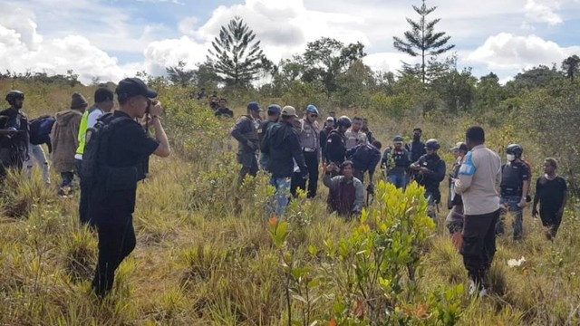 Olah tempat kejadian perkara (TKP) pembunuhan Brimob di Napua, Wamena, Kabupaten Jayawijaya. (BumiPapua.com/Stefanus Tarsi)