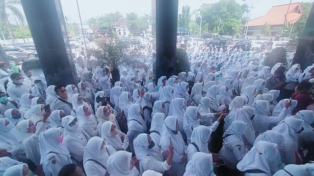 Lebih dari 500 Tenaga Kesehatan (Nakes) honorer menggeruduk kantor DPRD Brebes, Senin (20/6/2022). (Foto: Fajar Eko)