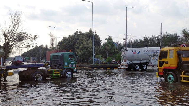 Suasana banjir rob di Pelabuhan Tanjung Emas Semarang. Foto: Intan Alliva/kumparan