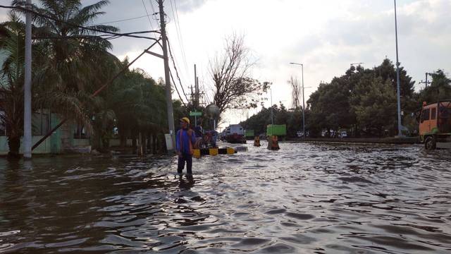 Suasana banjir rob di Pelabuhan Tanjung Emas Semarang. Foto: Intan Alliva/kumparan