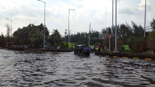 Suasana banjir rob di Pelabuhan Tanjung Emas Semarang. Foto: Intan Alliva/kumparan
