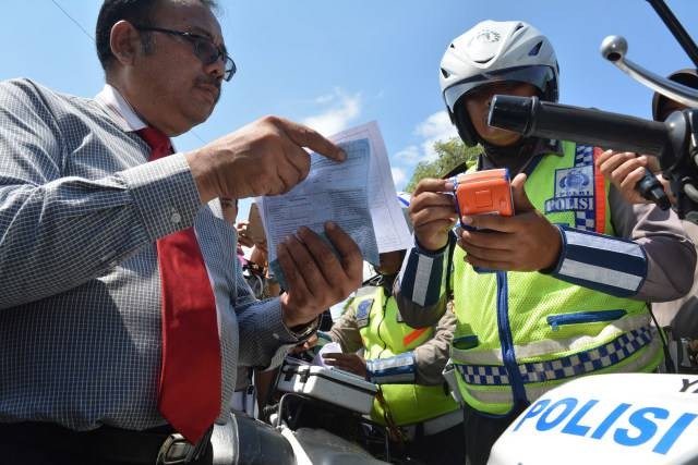 Aplikasi Easy-Tilang mempermudah masyarakat dalam mengurus pelanggaran tilang tanpa perlu pergi ke Pengadilan untuk mengikuti sidang dengan pembayaran dilakukan di Bank BRI atau m-banking. (Foto: Antarafoto)