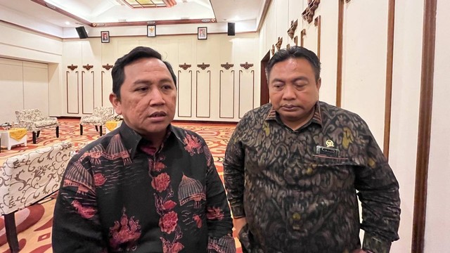 Deputi bidang perkoperasian Kemenkop UKM Ahmad Zabadi (kiri) dan Anggota Komisi VI DPR I Nyoman Parta di Rakortekcan Bidang Koperasi, UMKM, dan kewirausahaan tahun 2022 di Bali, Senin (20/6/2022). Foto: Haya Syahira/kumparan