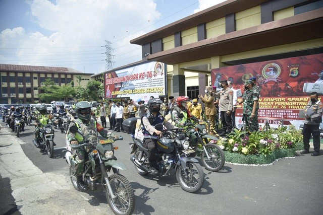 Polda Lampung Salurkan Puluhan Ribu Paket Sembako untuk Warga (1)