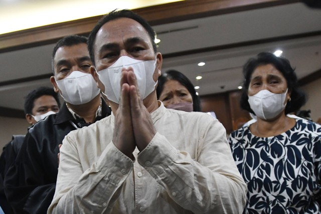 Terdakwa penyuap Bupati Langkat Terbit Rencana Perangin Angin, Muara Perangin Angin (tengah) berjalan usai sidang pembacaan vonis di Pengadilan Tipikor, Jakarta, Senin (20/6/2022). Foto: Aditya Pradana Putra/Antara Foto