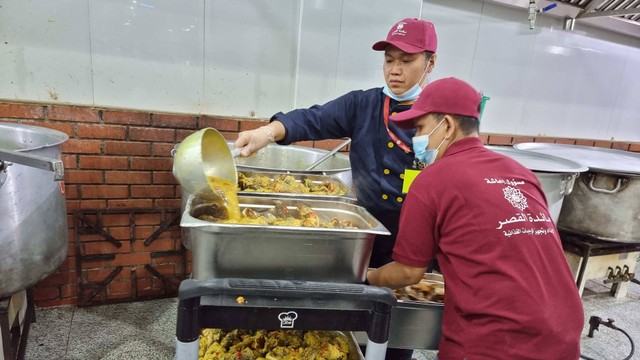 Perusahaan katering Maidah Al Qashr yang menyediakan layanan untuk makan malam jemaah haji RI di Makkah. Foto: Muhammad Iqbal/kumparan