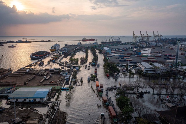 Foto udara kondisi banjir limpasan air laut ke daratan atau rob yang merendam kawasan Pelabuhan Tanjung Emas Semarang, Jawa Tengah, Senin (20/6/2022). Foto: Aji Styawan/Antara Foto