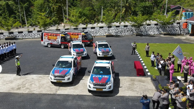 Polda Sulawesi Barat bagikan 1.260 paket sembako ke warga kurang mampu. Foto: Dok. Humas Polda Sulbar