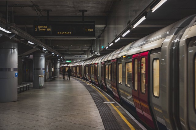 Daftar Stasiun di Jakarta Selatan, Foto: Unsplash/Joel De Vriend.