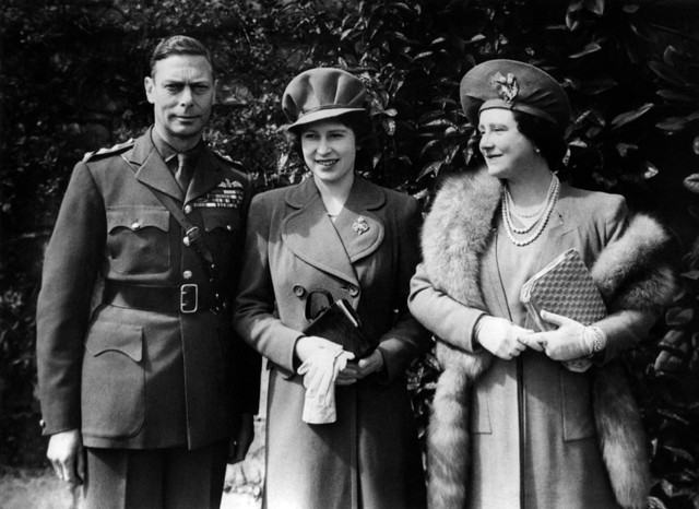 Ibu Suri Elizabeth Bowes-Lyon (kanan) dan Raja George VI, berpose dengan putri mereka Putri Elizabeth pada 21 April 1944, saat mereka merayakan ulang tahunnya yang ke-18 di Kastil Windsor.
 Foto: PLANET NEWS / AFP