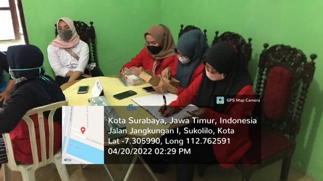 Membantu pelayanan warga di Balai RW Kelurahan Nginden Jangkungan Kecamatan Sukolilo