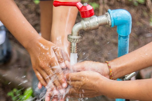 Siswa Jakarta Intercultural School membuat pipa air sebagai solusi atas ketersediaan air bersih. Foto: Shutterstock