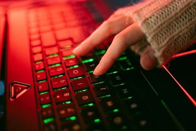 Cara Menyalakan Lampu Keyboard Laptop. Foto: Pexels