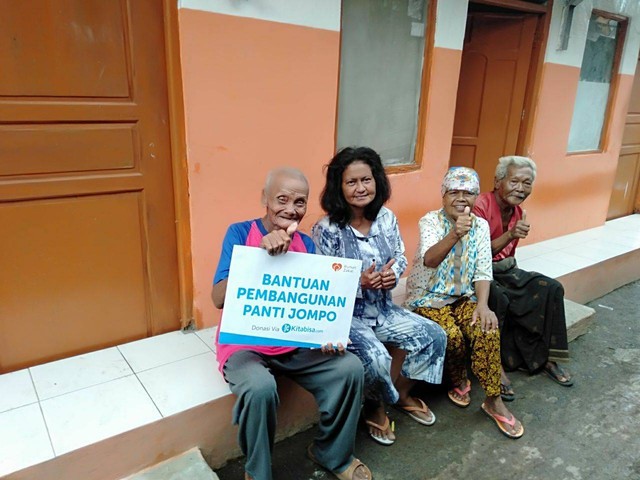 Abdullah (82 tahun), salahsatu lansia penghuni rumah jompo mewakili penghuni lainnya mengucapkan terimakasih atas bantuan yang diberikan kepada rumah jompo.