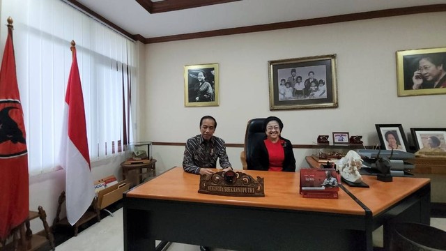 Presiden Jokowi dan Ketum PDIP Megawati Soekarnoputri di Sekolah Partai PDIP, Lenteng Agung, Jakarta Selatan, Selasa (21/6/2022). Foto: PDIP