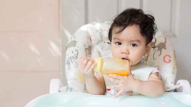 Ilustrasi bayi minum jus buah. Foto: DUSITARA STOCKER/Shutterstock
