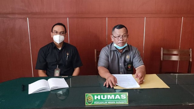 Wakil Humas PN Surabaya Gede Agung (kiri) Kepala Humas PN Surabaya Suparno menjelaskan terkait perkawinan beda agama di Surabaya, Selasa (21/6/2022). Foto: Farusma Okta Verdian/kumparan