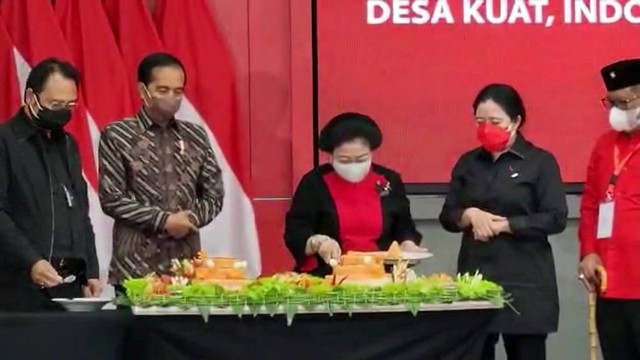 Ketum PDIP Megawati Soekarnoputri potong tumpeng untuk ulang tahun Presiden Jokowi, Selasa (21/6/2022). Foto: PDIP