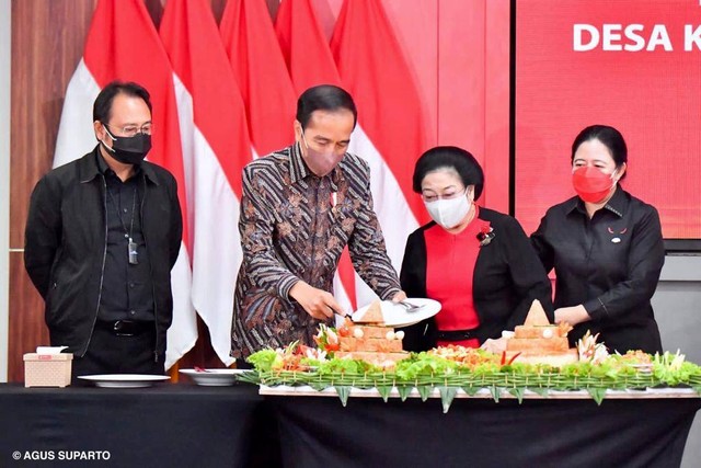 Presiden Jokowi memotong tumpeng bersama Megawati Soekarnoputri dan Puan Maharani di Rakernas PDIP di Lenteng Agung, Jakarta Selatan, Selasa (21/6/2022). Foto: Agus Suparto/Presidential Palace